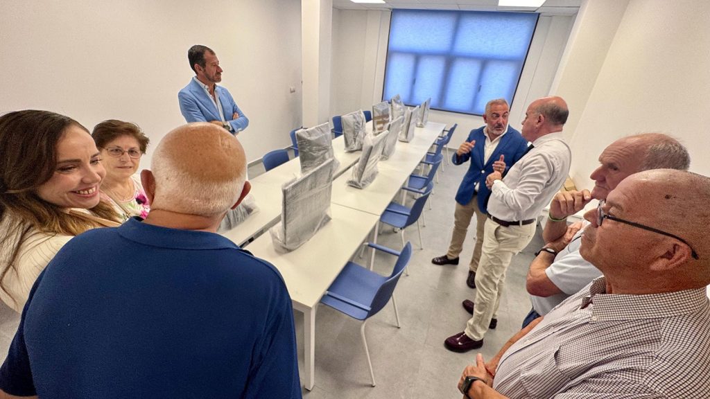 Visita institucional tras las obras de reforma del Centro de Participación Activa de Antequera