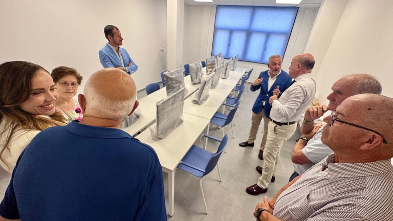 Visita institucional tras las obras de reforma del Centro de Participación Activa de Antequera