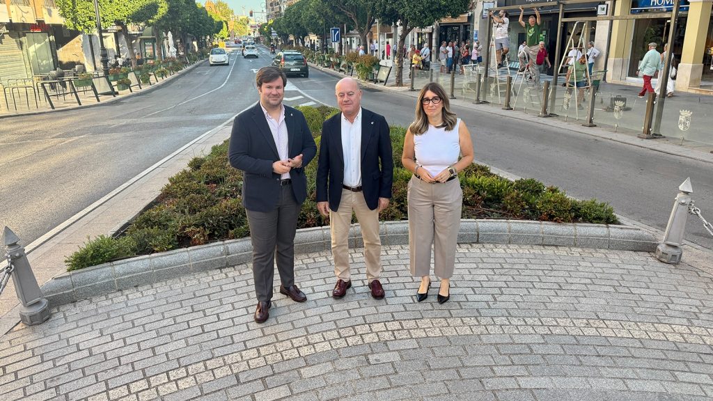 El alcalde, Manolo Barón (centro) acompañado por los tenientes de alcalde, Antonio García Mendoza y Teresa Molina.