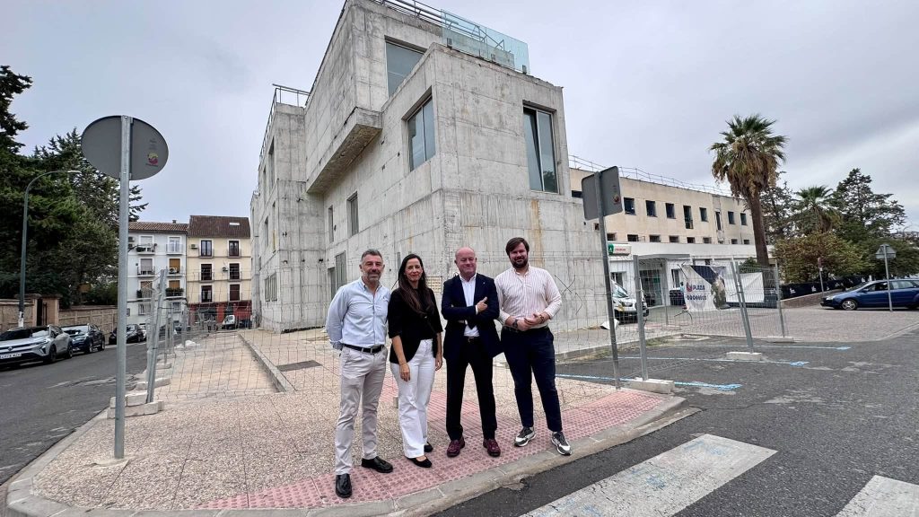 20260610 Juan Rosas, Ana Cebrián, Manolo Barón y Antonio García Mendoza junto al edificio del Instituto Nacional de la Seguridad Social en Antequera