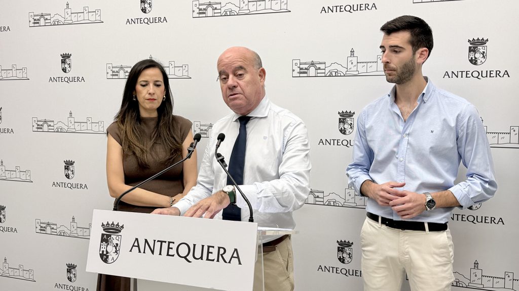 20261001 El alcalde Manolo Barón en la comparencia, junto a los ediles Ana Cebrián y José Manuel Fernández