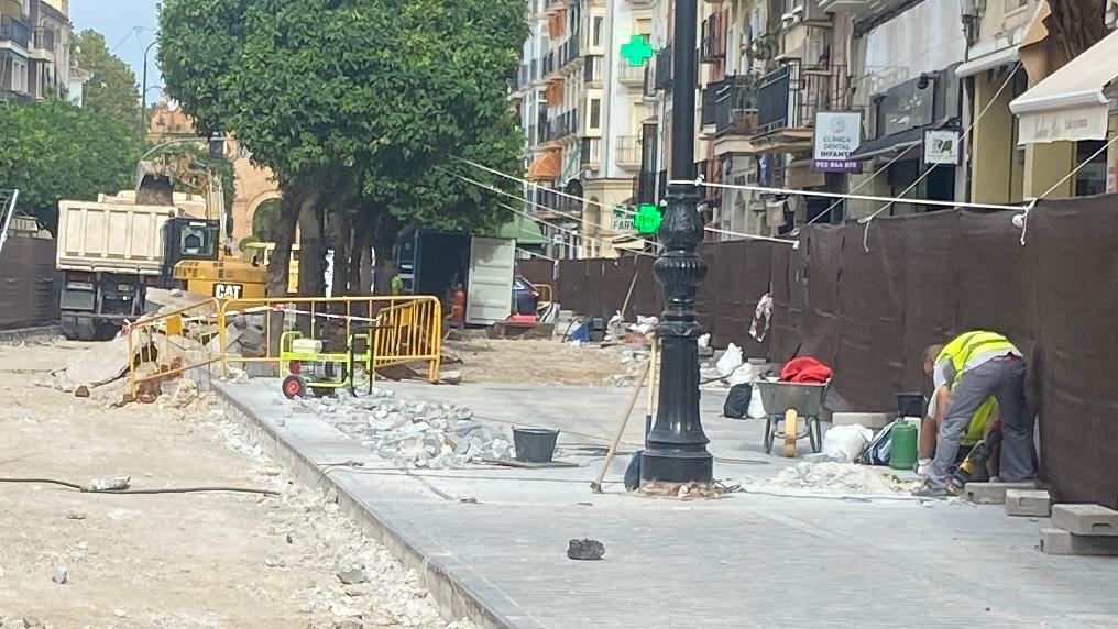20261005 Operarios en las obras de renovación de la alameda de Andalucía en Antequera