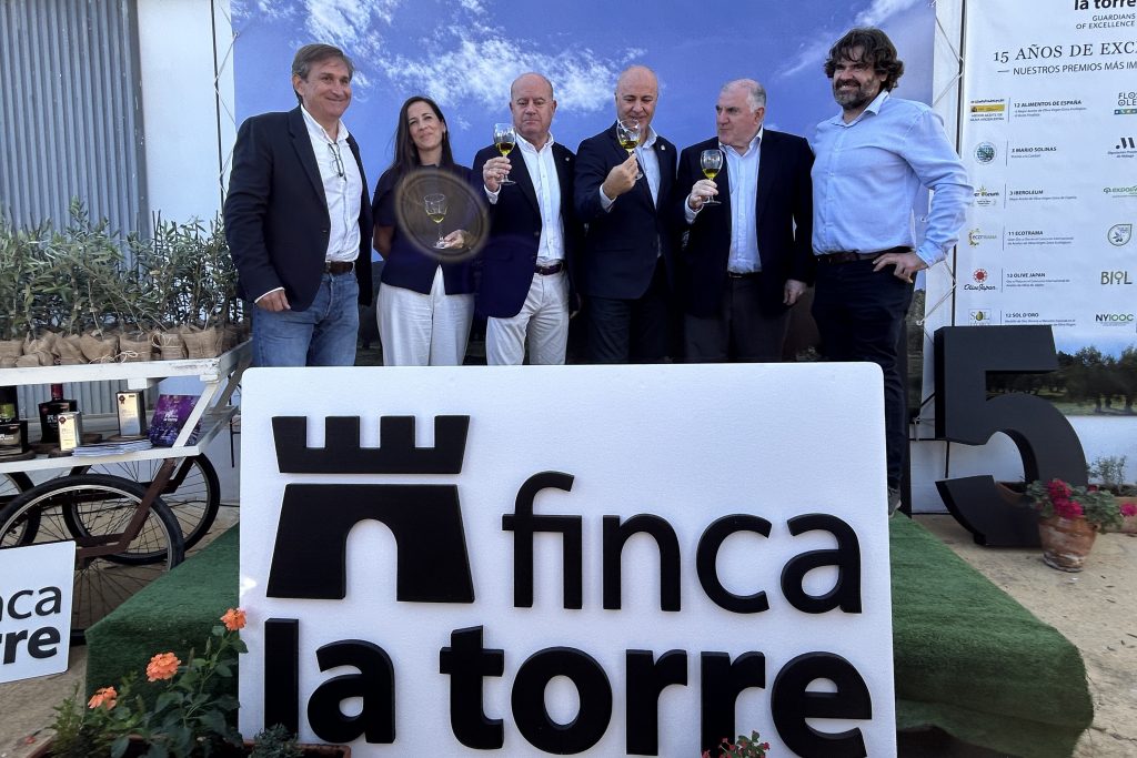 20261015 Borja Adrián, Ana Cebrián, Manolo Barón, José Carlos Álvarez, Manuel Marmolejo y Víctor Pérez, en la celebración del 15 aniversario de Finca La Torre