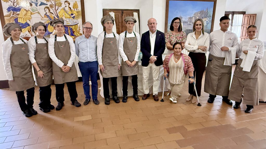 20261015 Responsables municipales junto a profesorado y alumado de la Escuela de Hostlería del Instituto Pedro Espinosa de Antequera