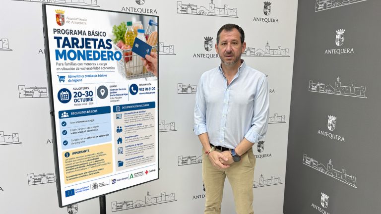 Alberto Arana, edil de Bienestar Social de Antequera, presentando el programa de tarjetas monedero