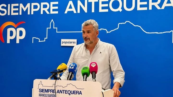 Ángel González, en la sede del PP de Antequera
