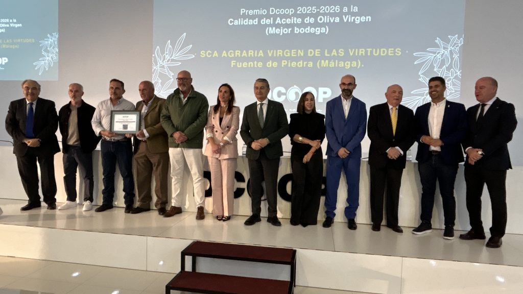 Autoridades y miembros de la SCA Agraria Virgen de las Virtudes de Fuente de Piedra en los XXX Premios a la Calidad del Aceite de Dcoop