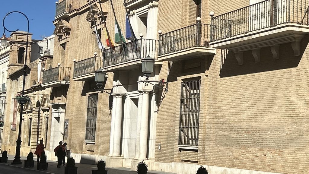 Banderas a media asta en el Ayuntamiento de Antequera