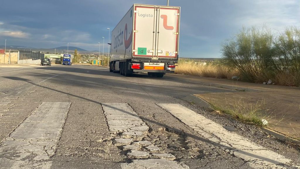 Calle de acceso al 20261017 Parque Empresarial de Antequera desde la carretera A-7282