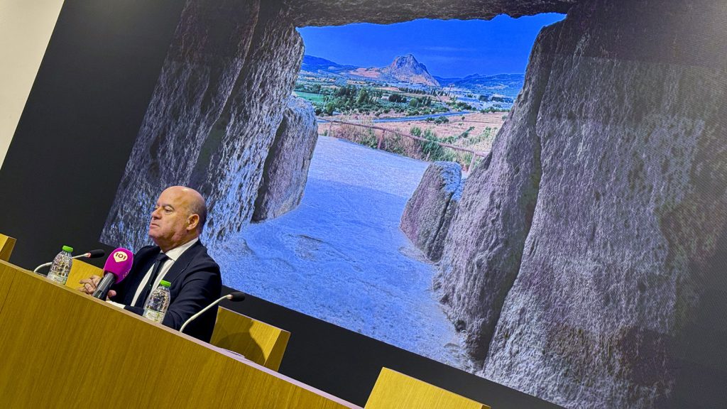 El alcalde Manolo Barón durante la ponencia 'Cuando el paisaje se hizo sagrado el legado universal de los Dólmenes de Antequera’