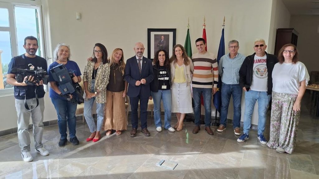 El subdelegado del Gobierno en Málaga, Javier Salas, con medios de comunicación asistentes a la comparencia de su despedida