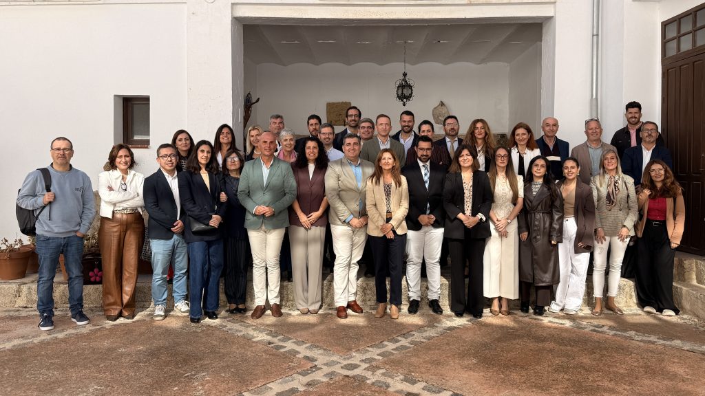Foto de familia de orgnizadores y asisentes al primer Foro RSE Málaga celebrado en Antequera