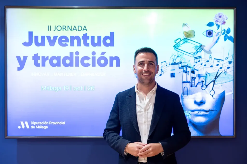 José Santaolalla, diputado provincial de Educación y Juventud, presentando la II Jornada Juventud y Tradición