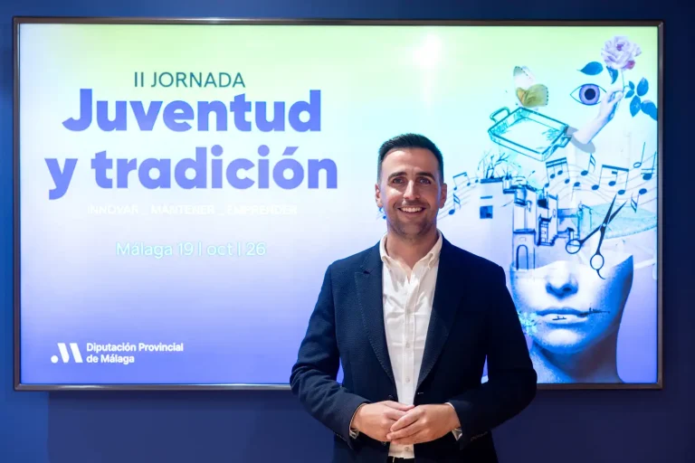 José Santaolalla, diputado provincial de Educación y Juventud, presentando la II Jornada Juventud y Tradición