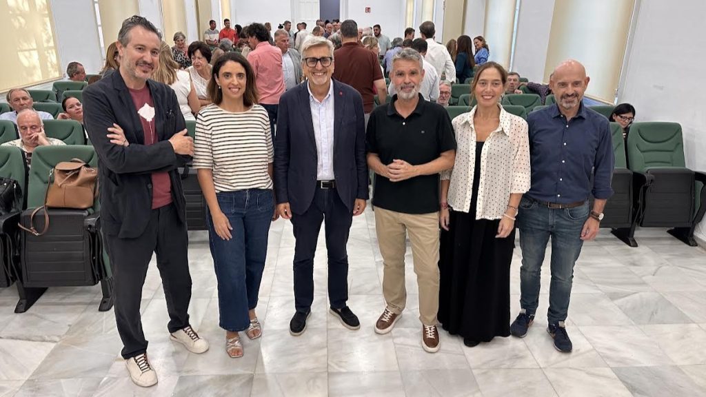 Josele Aguilar, secretario general del PSOE de Málaga (c), acompañado por los candidatos que ocupan los primeros puestos de la lista para el 29N