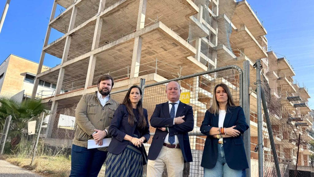 Manolo Barón (c), junto a los ediles Antonio García Medoza, Ana Cebrián y Teresa Molina