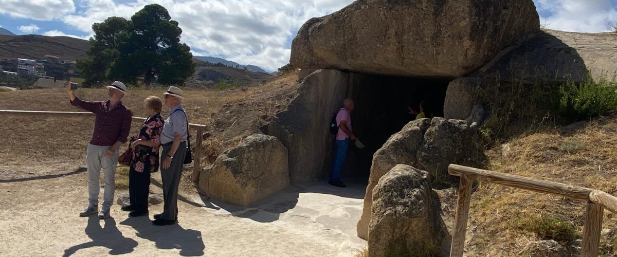 20240925 Turistas en la entrada del Dolmen de Menga