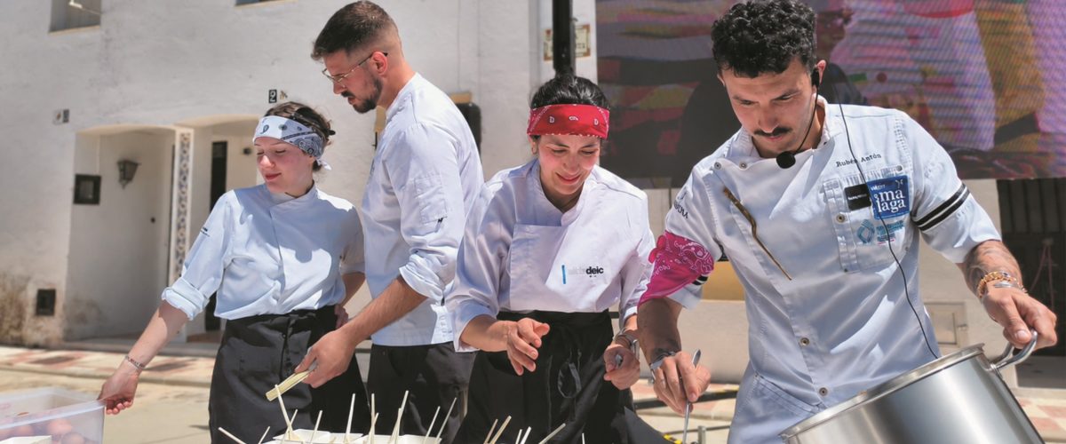 El chef Rubén Antón, junto al alumnado de La Fábrica Escuela de Hostelería